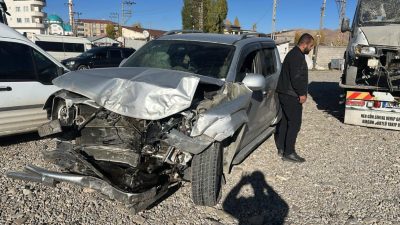 Hakkari’nin Yüksekova ilçesinde meydana gelen trafik kazasında 5 kişi yaralandı.