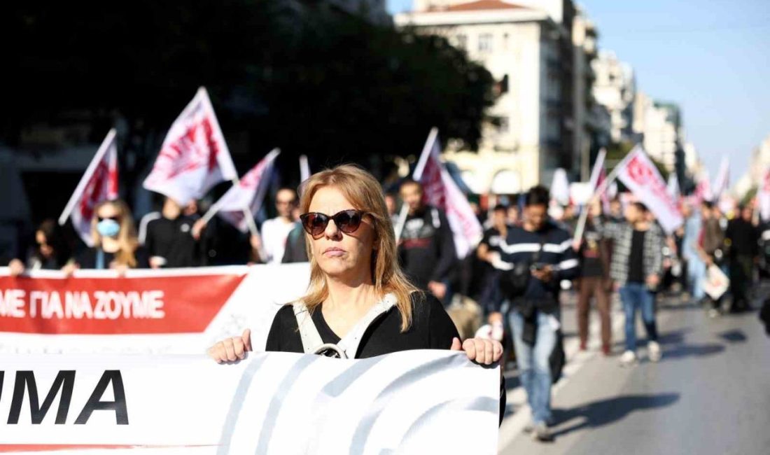 Yunanistan’da hükümetin çalışma saatlerini uzatma planına karşı 2’nci kez greve