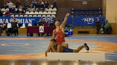 Yunusemre Belediyespor’un 17 yaşındaki milli güreşçisi Kadir Kadiroğlu, Romanya’nın Napoca