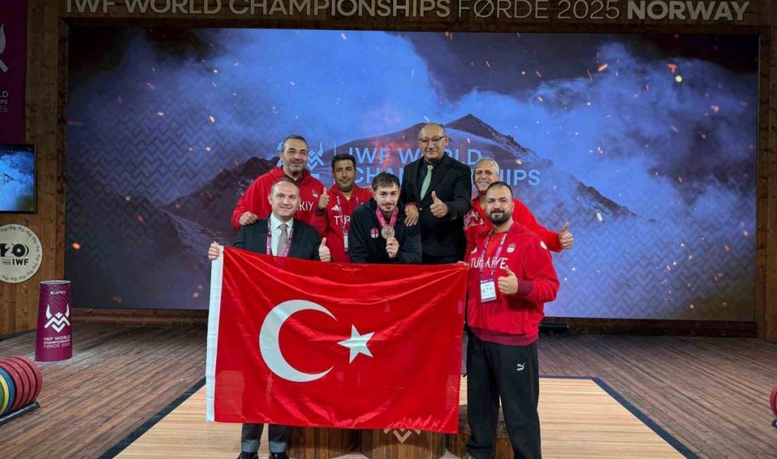 Büyükler Dünya Halter Şampiyonası’nda milli sporcu Yusuf Fehmi Genç, erkekler
