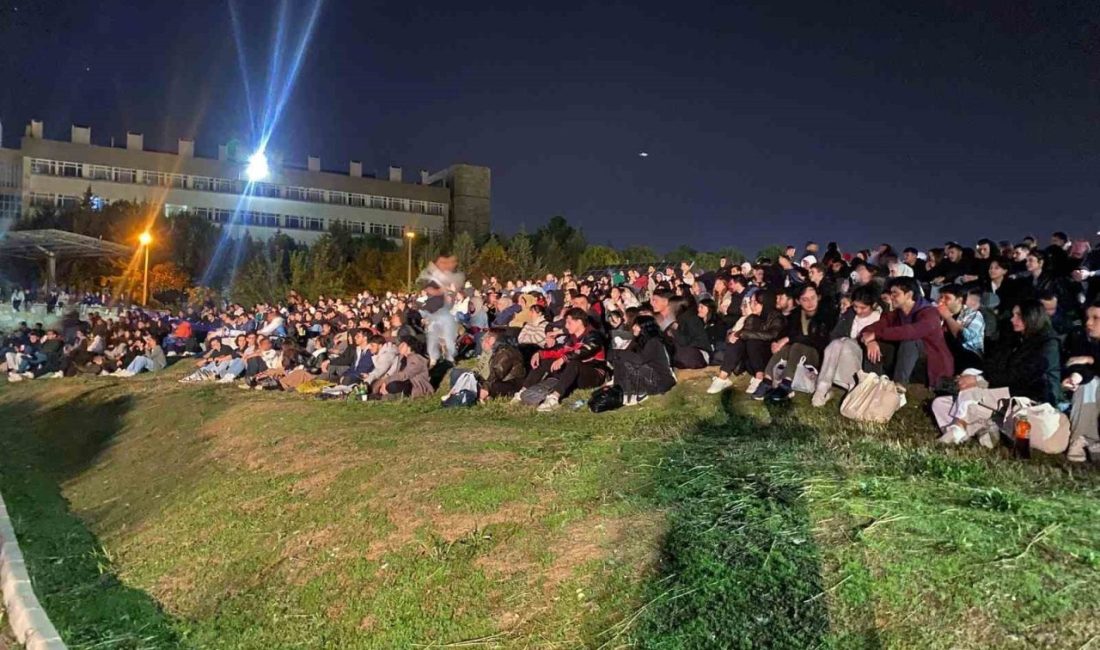 Yüzlerce Üniversite öğrencisi gece açık hava sinemasında buluştu Muğla Büyükşehir Belediyesi ile Muğla Sıtkı Koçman Üniversitesi iş birliğiyle
