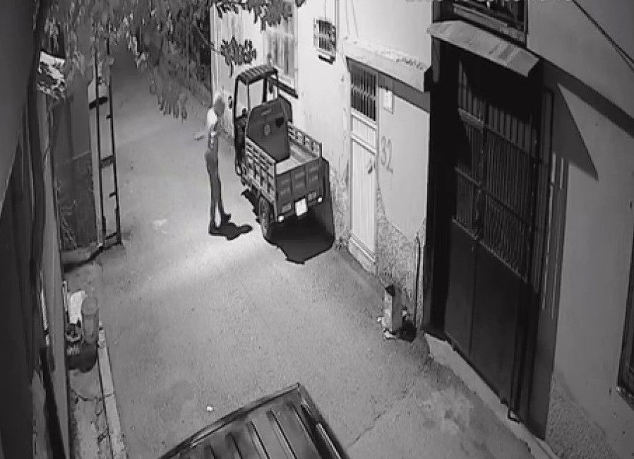 Adana’nın Seyhan ilçesinde yüzünü kapüşon ile kapatan bir şahıs, park