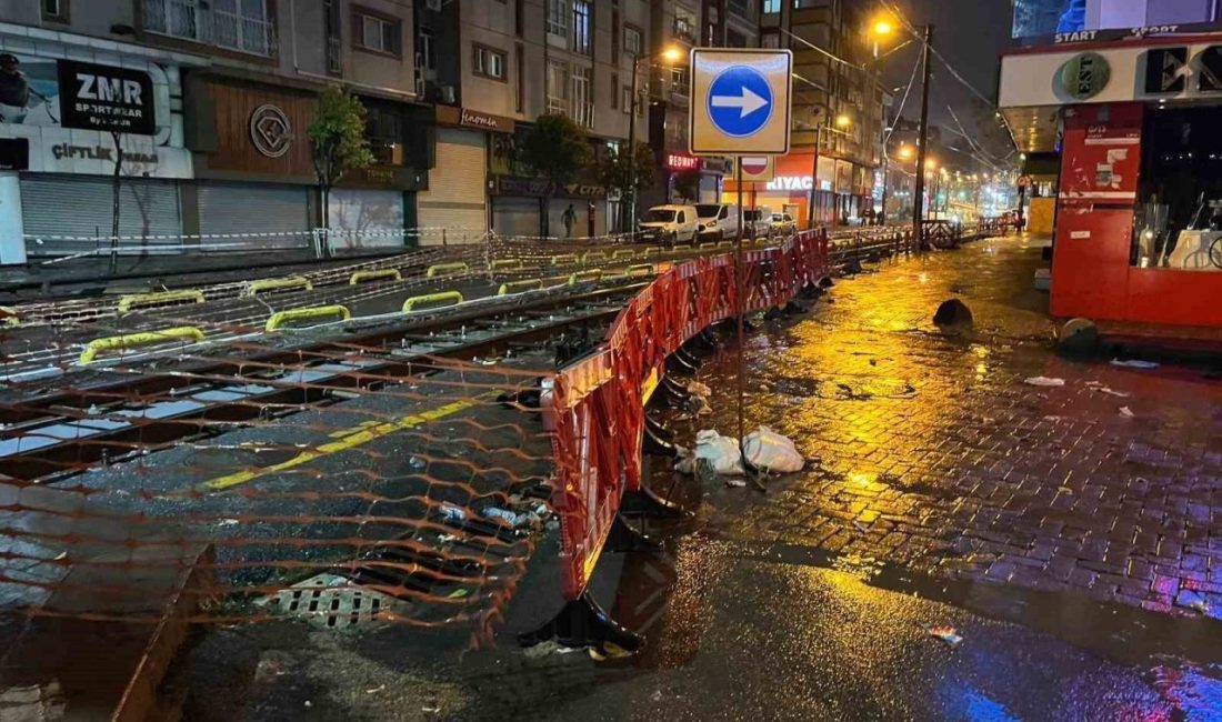 İstanbul Zeytinburnu’nda tramvay yoluna giren otomobil, çalışma yapılan raylarda sıkıştı.