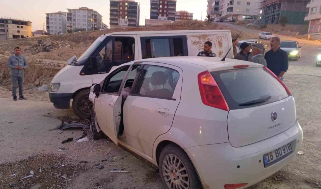 Adıyaman’ın Besni ilçesinde 3 aracın karıştığı zincirleme trafik kazasında 5
