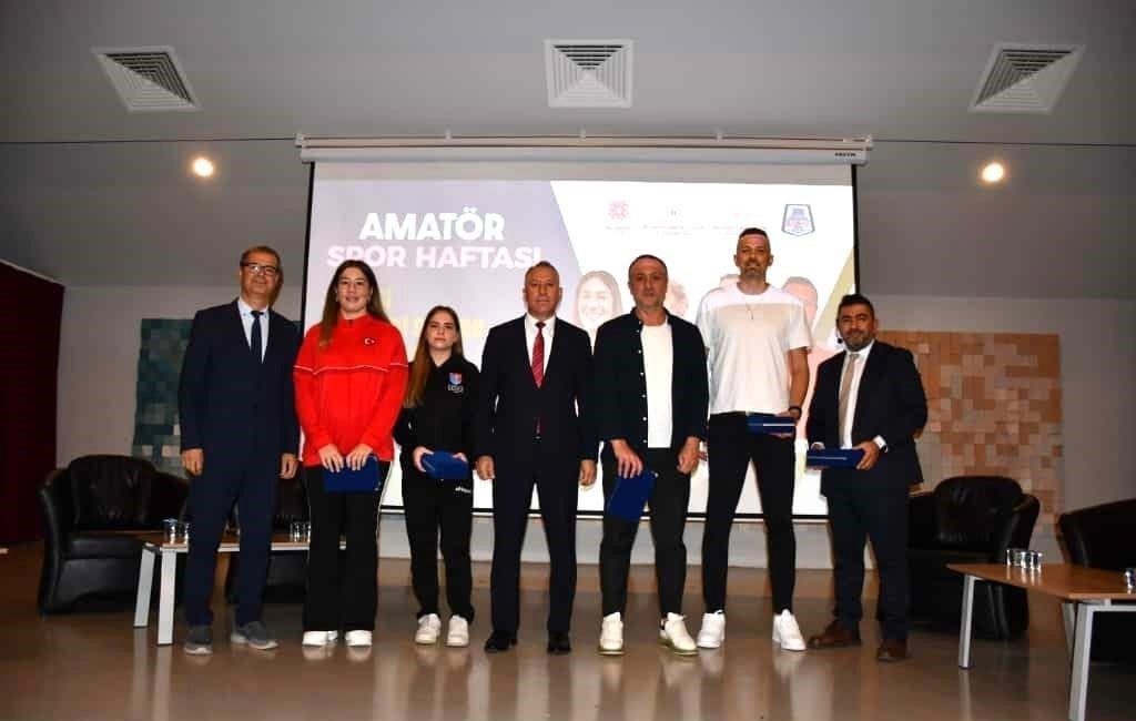 Amatör Spor Haftası kapsamında, düzenlenen “Zirvedeki Sporcu Buluşmaları” söyleşi programı,