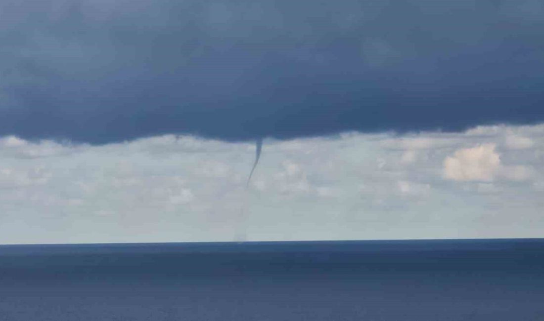 Zonguldak’ta sabah saatlerinde deniz üzerinde hortumlar oluştu. İlk aşamada birbirine