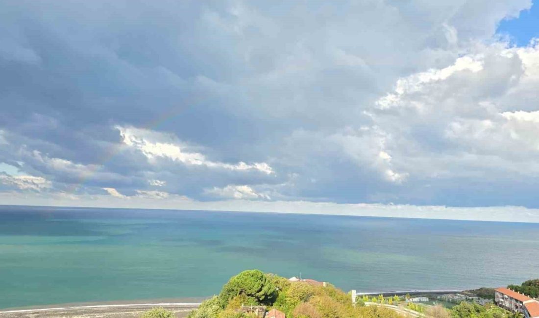Zonguldak’ta sabah saatlerinde denizin üzerinde gökkuşağı ile su hortumları oluştu.