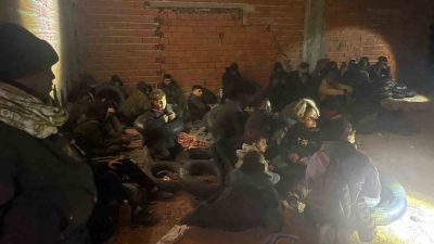 İzmir’in Çeşme ilçesinde jandarma ekipleri tarafından metruk bir binada 29