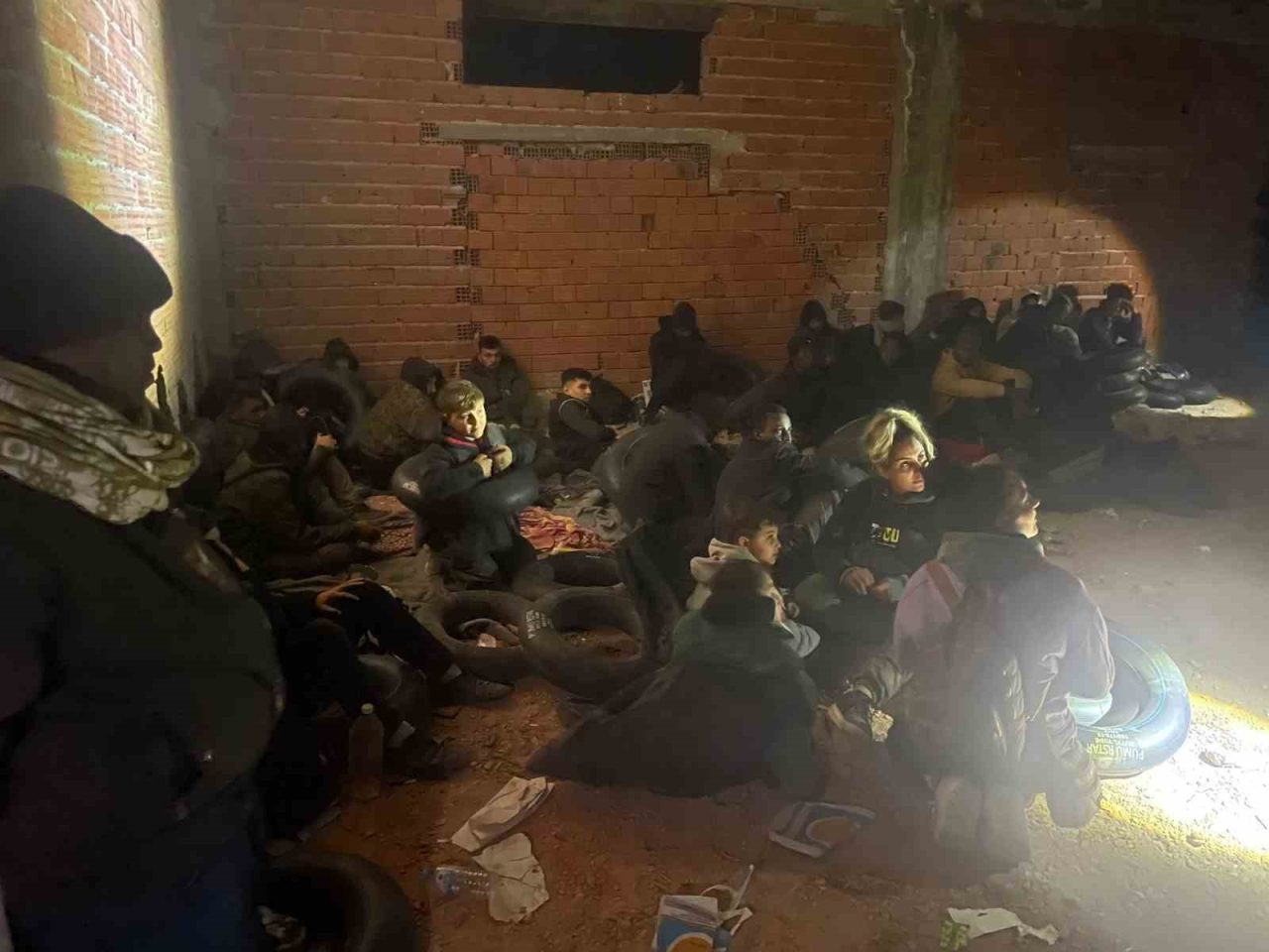 İzmir’in Çeşme ilçesinde jandarma ekipleri tarafından metruk bir binada 29